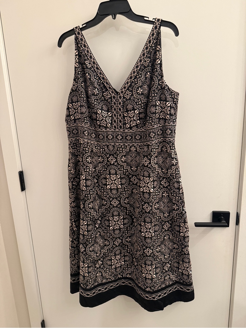 Sleeveless Black and Cream V-Neck Printed Dress